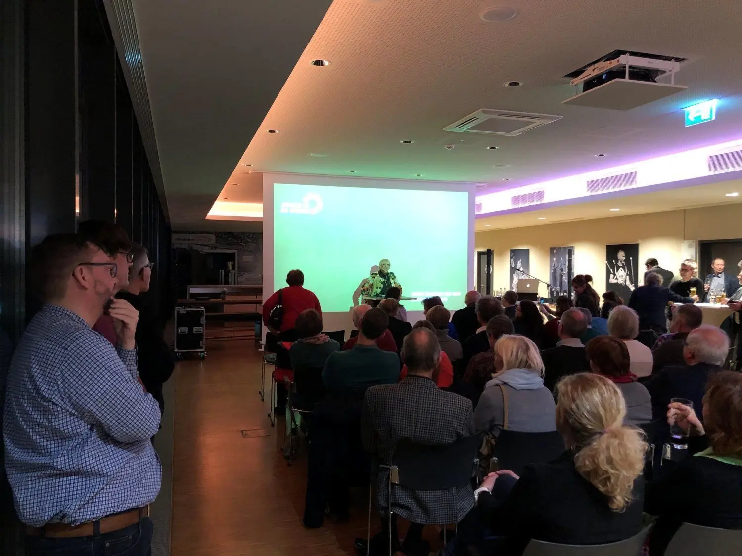 Der Andrang in der Ratiopharm Arena war groß, schließlich spricht die Bundestagsvizepräsidentin Claudia Roth.