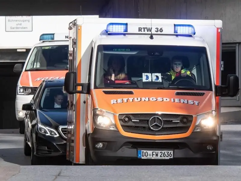 Mit dem Rettungswagen abtransportiert: Altmaier ist nach seiner Auftaktrede beim Digital-Gipfel in Dortmund beim Gang von der Bühne gestürzt.