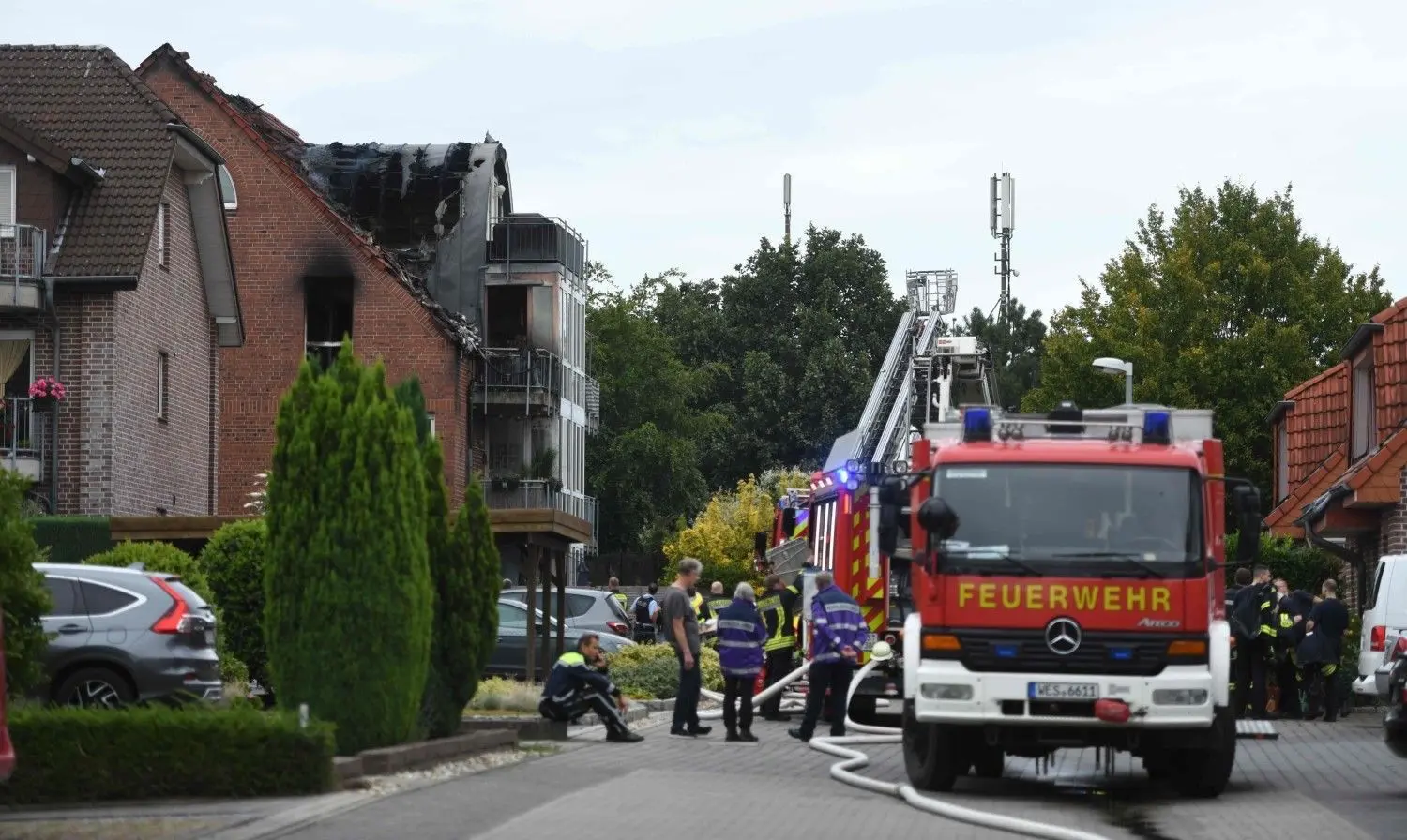 Die Feuerwehr löschte den Brand nach dem Absturz in Wesel und sperrte das Gebiet ab.