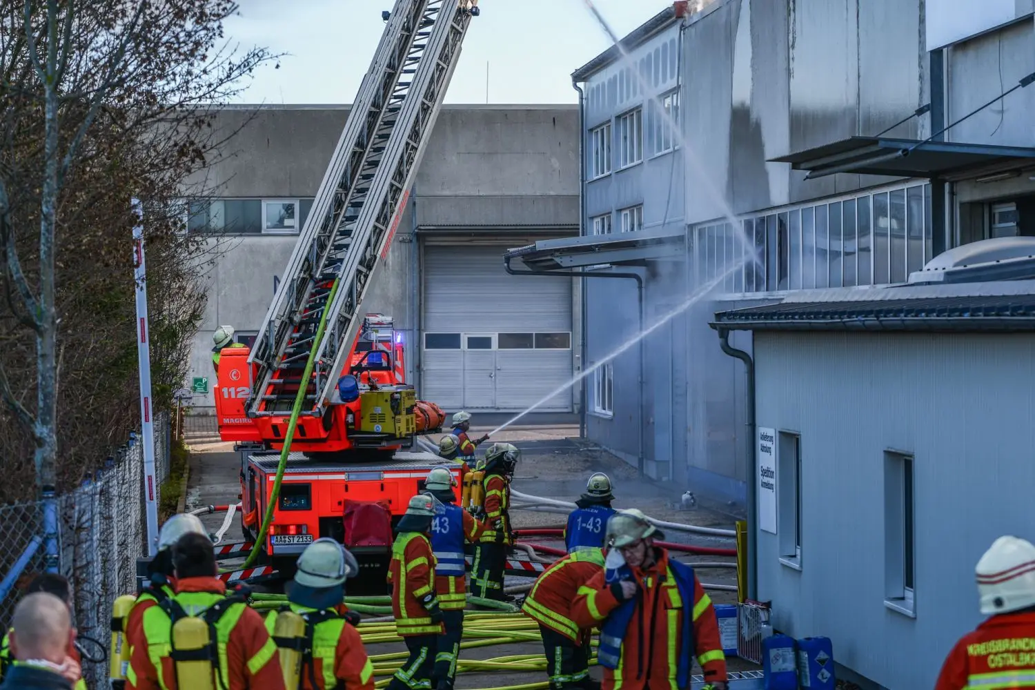 50 Feuerwehrleute löschen den Brand in einer Firmenhalle in der Robert-Bosch-Straße. Am Morgen hatten Zeugen Feuer und Rauch aus einem Galvanikbetrieb gemeldet.