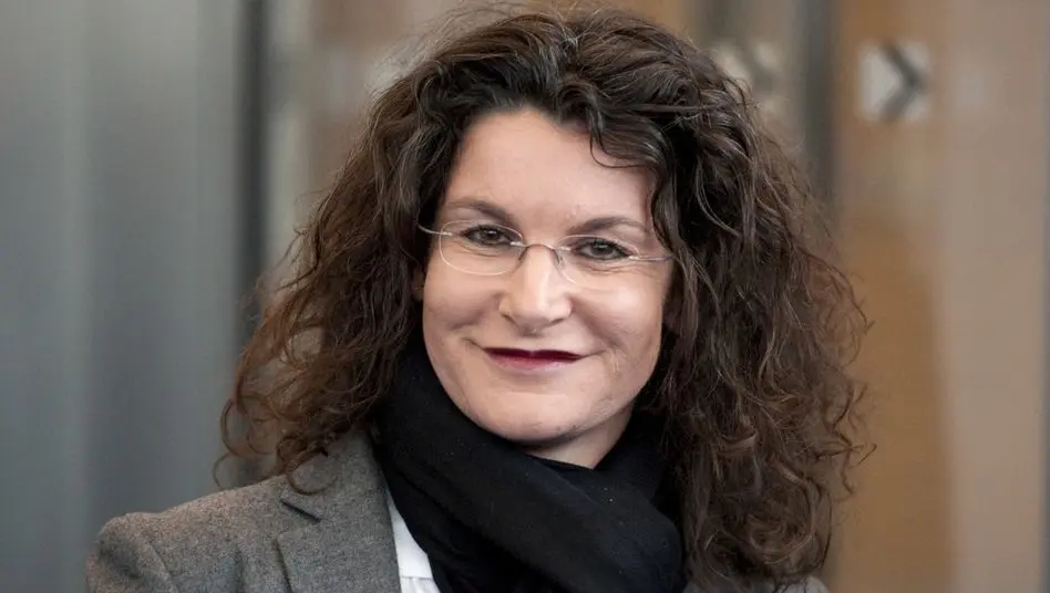 Die Chefin der Parfümerie Douglas muss nach einer Operation vorerst noch pausieren und in die Rehabilation.
