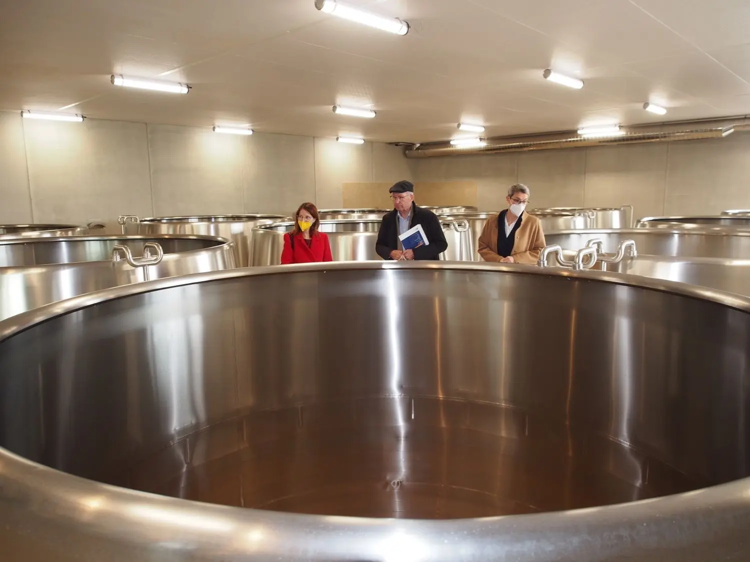 Offene Gärbottiche sind heute eine Seltenheit. Die Berg Brauerei setzt noch auf diese traditionsreiche Methode - auch beim alkoholfreien Hefeweizen. Hier Beate und Ulrich Zimmermann mit der CDU-Bundestagsabgeordneten Ronja Kemmer.