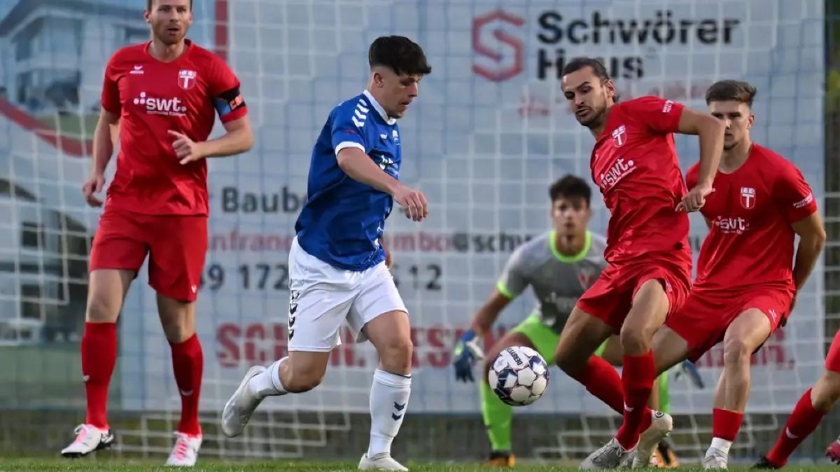 Rot war Trumpf unterm Ahlsberg in dieser Szene: Der blau-weiße Pfullinger Tom Ankele (li., am Ball) ist deutlich im Nachteil gegen die Übermacht der Gäste.⇥
Verbandsliga, 3. Spieltag, VfL Pfullingen - TSG Tübingen, 29.09.2023 - Tom Ankele (VFL Pfullingen, am Ball) - rechts Pirmin Glück (TSG)
Foto: Axel Grundler