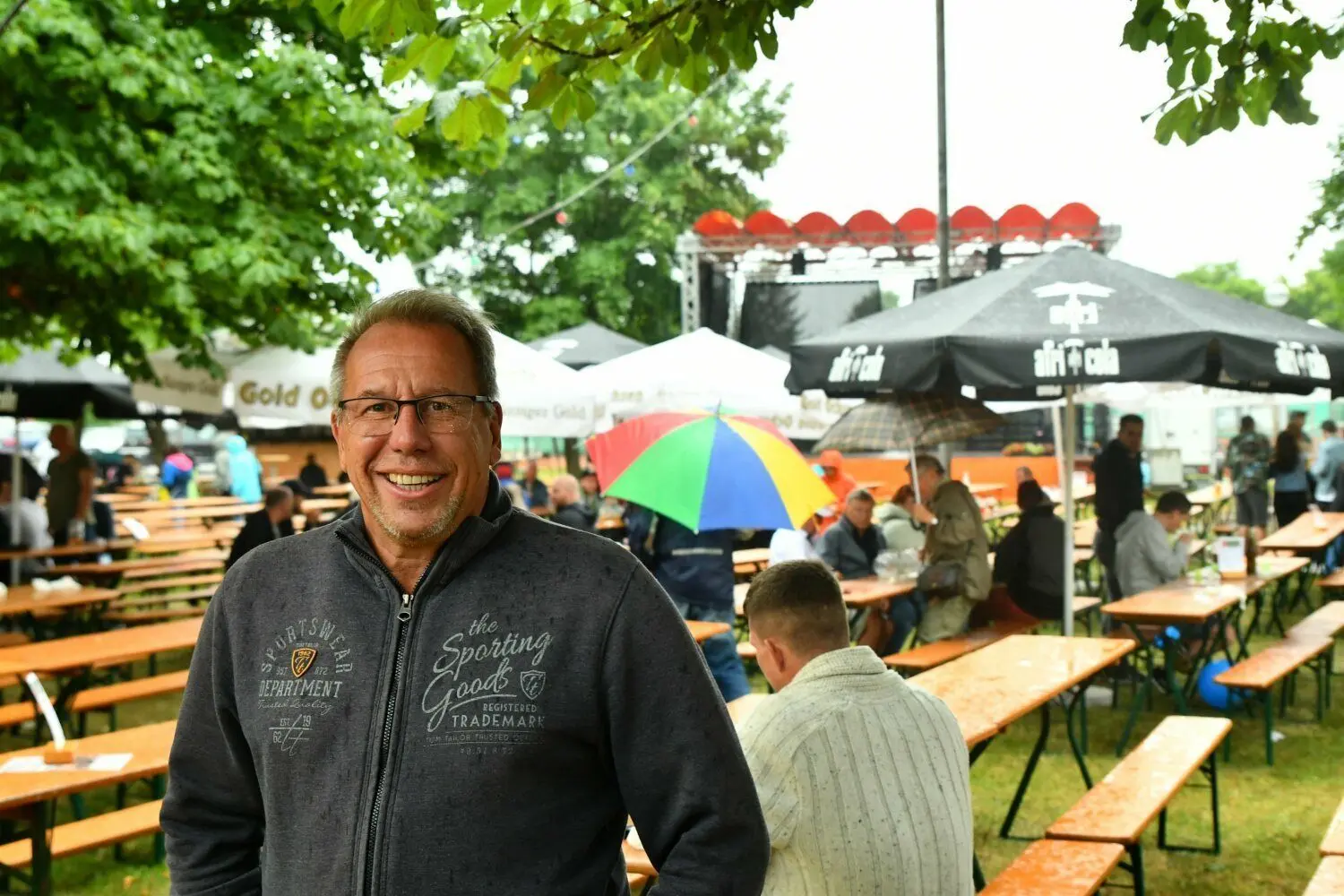 Klaus Bergmann lässt sich die Laune vom Regen nicht verderben. Landrat Thorsten Freudenberger machte beim Stockschießen ebenso eine gute Figur wie die Kinder beim Sackhüpfen.⇥