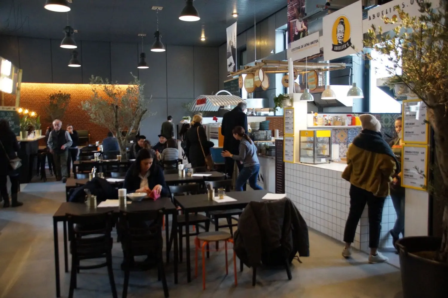 So sieht die neue Halle von innen aus, Biertische und -bänke sind Tischen und Stühlen gewichen.
