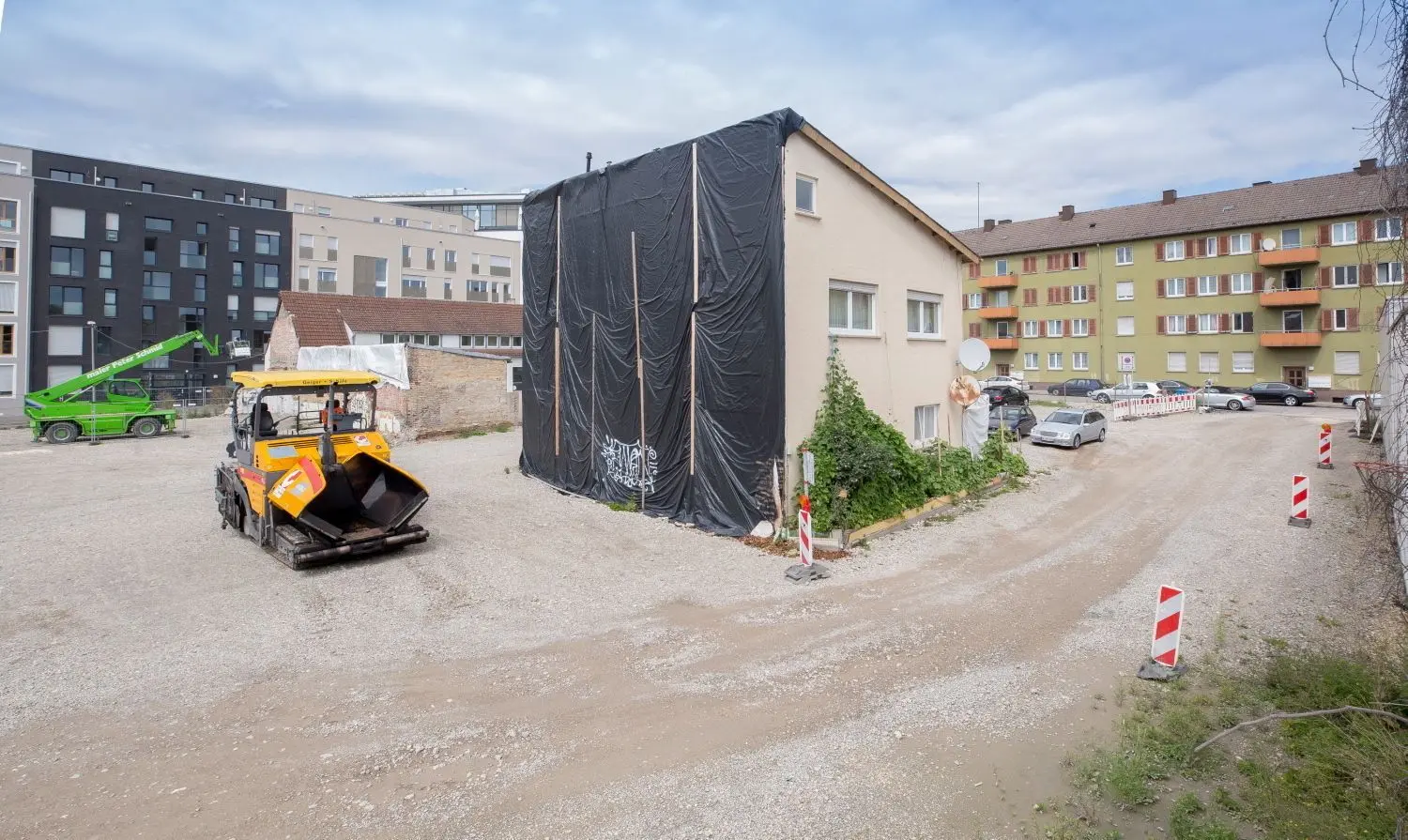 Zunächst hätte man im Dichterviertel um das so genannte Demirel-Haus herumbauen müssen. Die San hat die meisten restlichen vereinigten Hüttenwerke abgerissen. Nun hat Investor Rainer Staiger das Haus wohl gekauft. Die Neubebauung bleibt noch unklar. ⇥