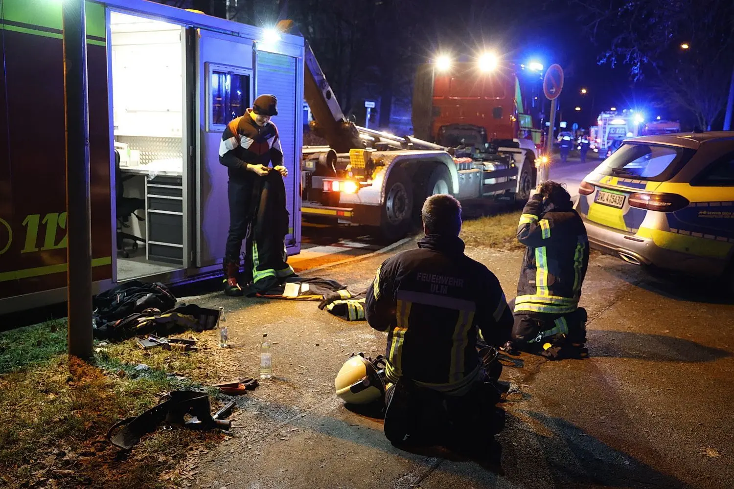 Einsatzkräfte der Feuerwehr in Wiblingen bei der Arbeit.