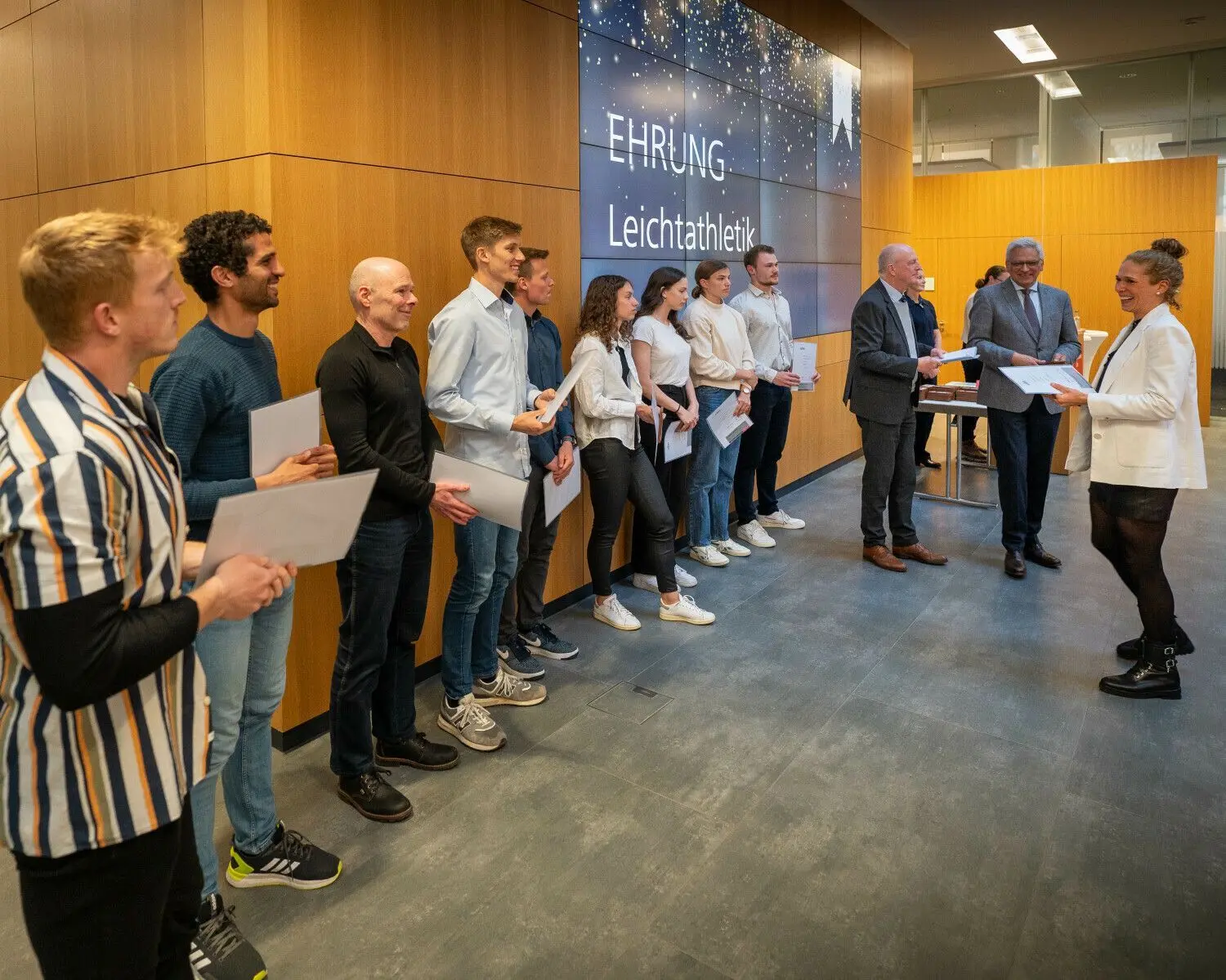 An zwei Abenden zeichnete die Stadt Ulm Sportlerinnen und Sportler für ihre herausragenden Leistungen aus. Oberbürgermeister Gunter Czisch und Gerhard Semler, Leiter des Amtes Bildung und Sport, übergaben den rund 300 Athleten die Urkunden. .⇥Foto: