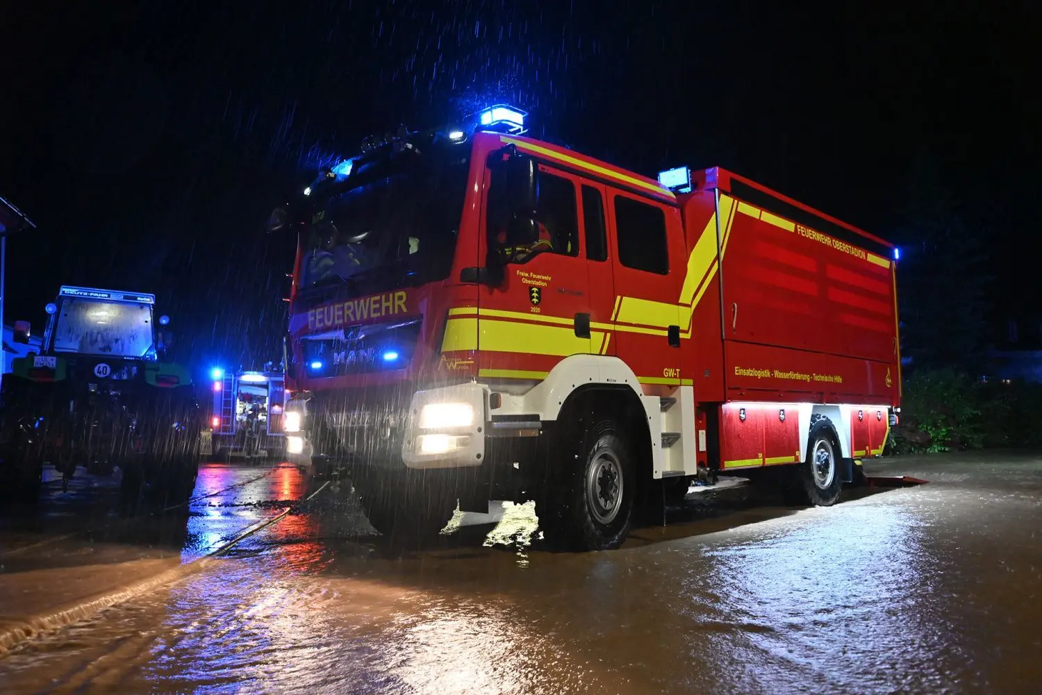Der neue Gerätewagen Transport der Feuerwehr Oberstadion war im Dauereinsatz, um Pumpen und Sandsäcke zu transportieren.
