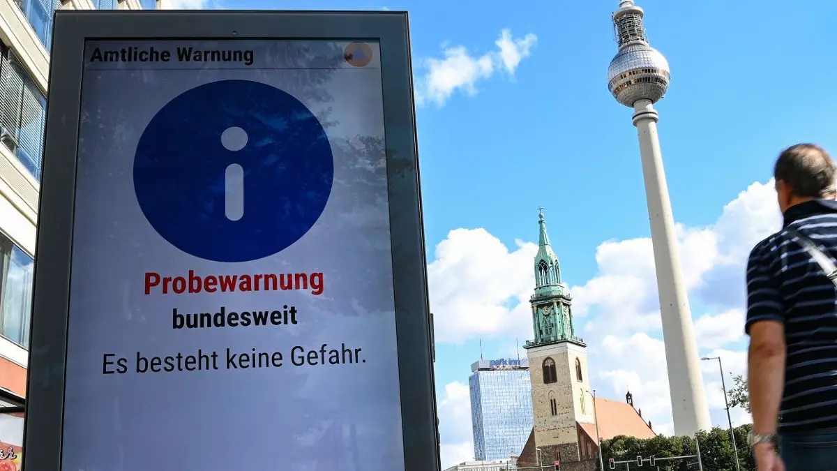 "Probewarnung bundesweit. Es besteht keine Gefahr" steht beim ersten bundesweiten Warntag auf einer Informationstafel am Alexanderplatz. In ganz Deutschland findet der Probealarm mittels Informationstafeln, Sirenen, Warn-Apps, Radio, Fernsehen und über soziale Medien statt. Ziel ist es, Warntechnik für besondere Risiken zu testen.
10.09.2020, Berlin: "Probewarnung bundesweit. Es besteht keine Gefahr" steht beim ersten bundesweiten Warntag auf einer Informationstafel am Alexanderplatz. In ganz Deutschland findet der Probealarm mittels Informationstafeln, Sirenen, Warn-Apps, Radio, Fernsehen und über soziale Medien statt. Ziel ist es, Warntechnik für besondere Risiken zu testen. Foto: Jens Kalaene/dpa-Zentralbild/dpa +++ dpa-Bildfunk +++