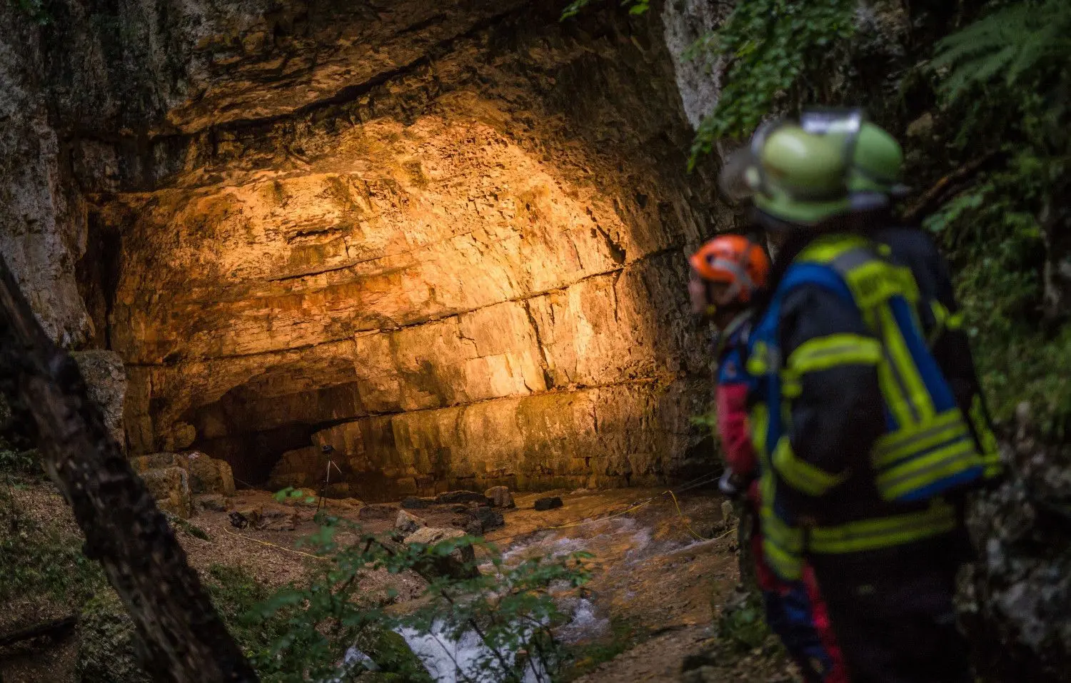 Einsatzkräfte stehen am Eingang der Falkensteiner Höhle bei Grabenstetten.