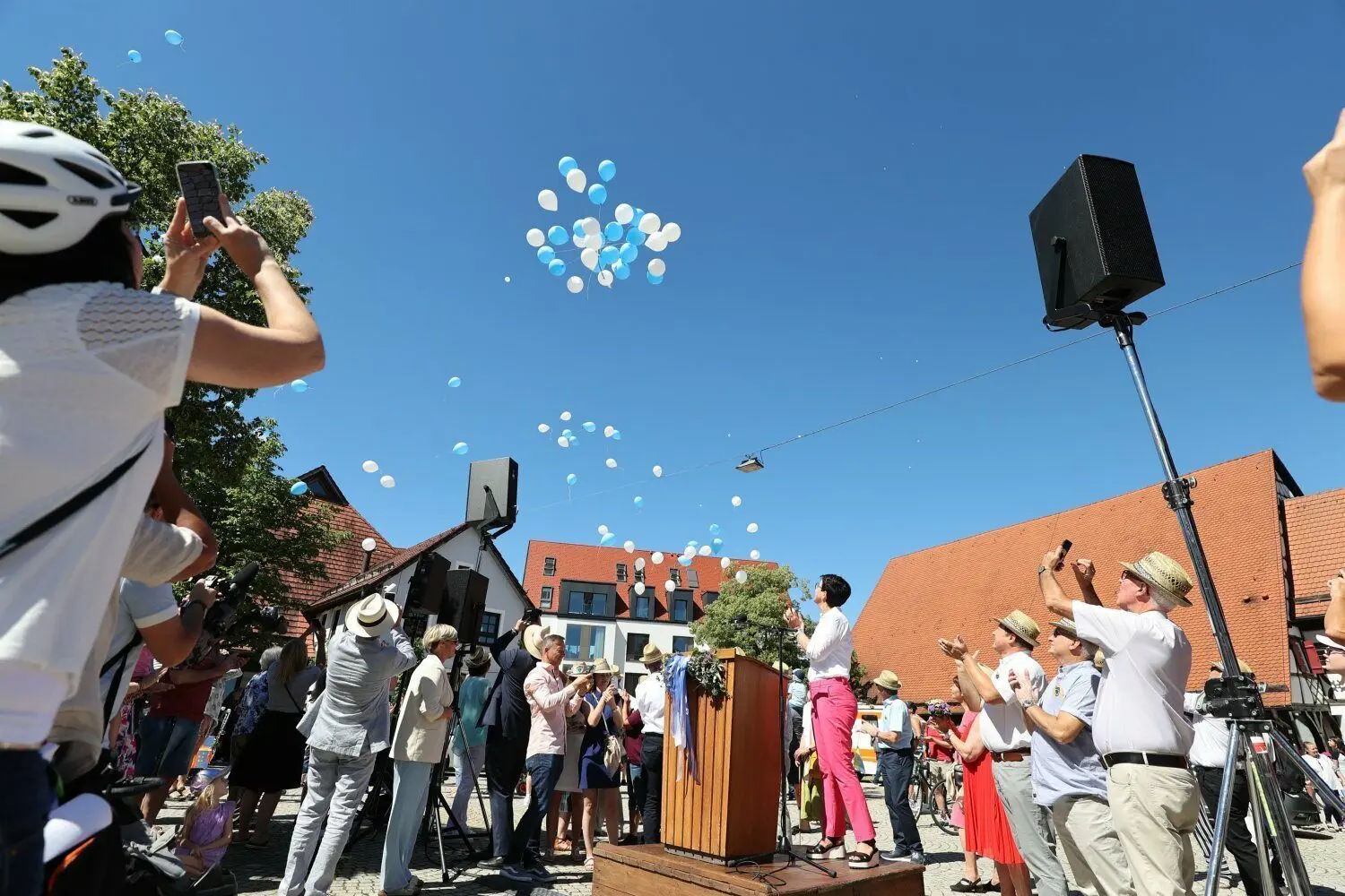 Mit dem Start der Luftballons in den Stadtfarben beginnt der Festzug. Unterstützung erhielt Oberbürgermeisterin Carmen Haberstroh dieses Mal von den Mädchen und Buben des Kindergartens Schlossstraße.