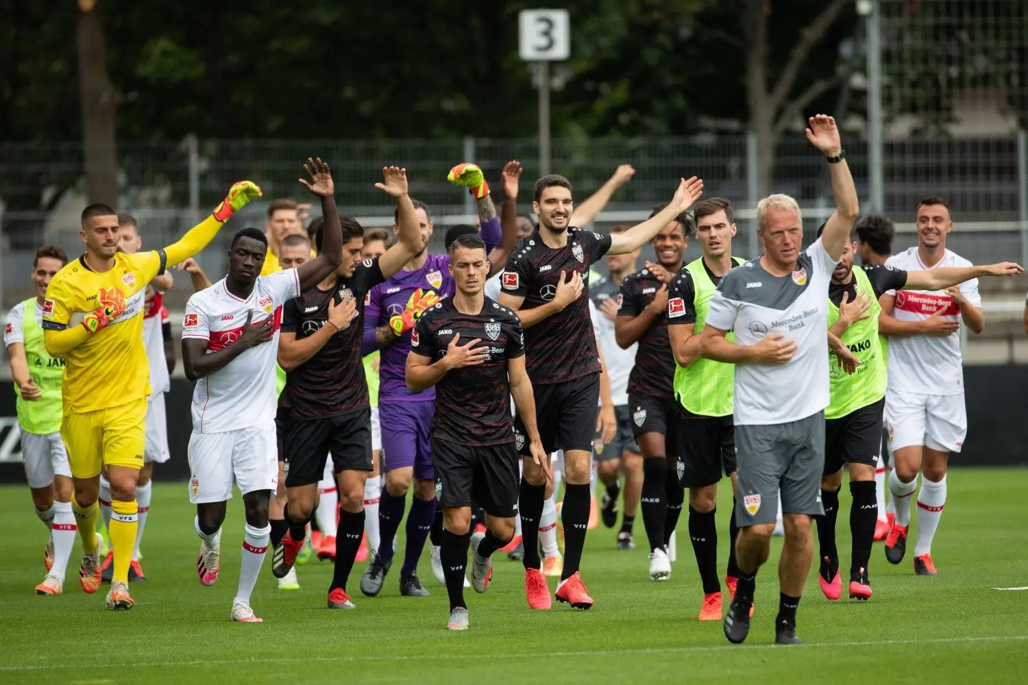 Angeführt vom neuen Athletiktrainer Oliver Bartlett (rechts) drehen die Profis des VfB Stuttgart ihre Aufwärmrunden.