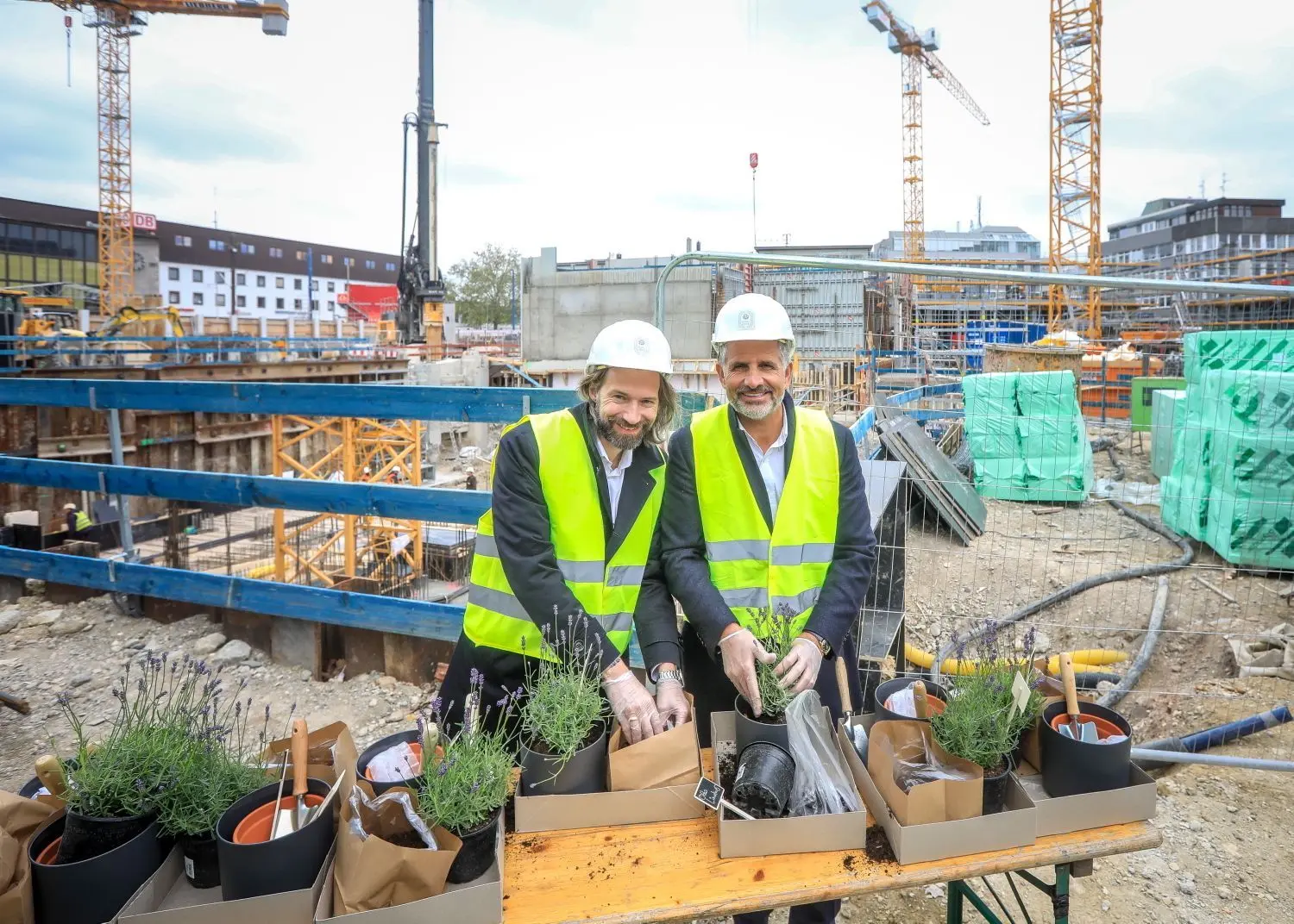 Lothar Schubert von DC (links) und Otto Lindner unterstreichen das grüne Motto des neuen Hotels mit einer Pflanzaktion auf der Baustelle am Bahnhofplatz 7. Direkt dahinter entsteht eines der kleineren Gebäude der Sedelhöfe, links im Bild der Hauptbahnhof.⇥