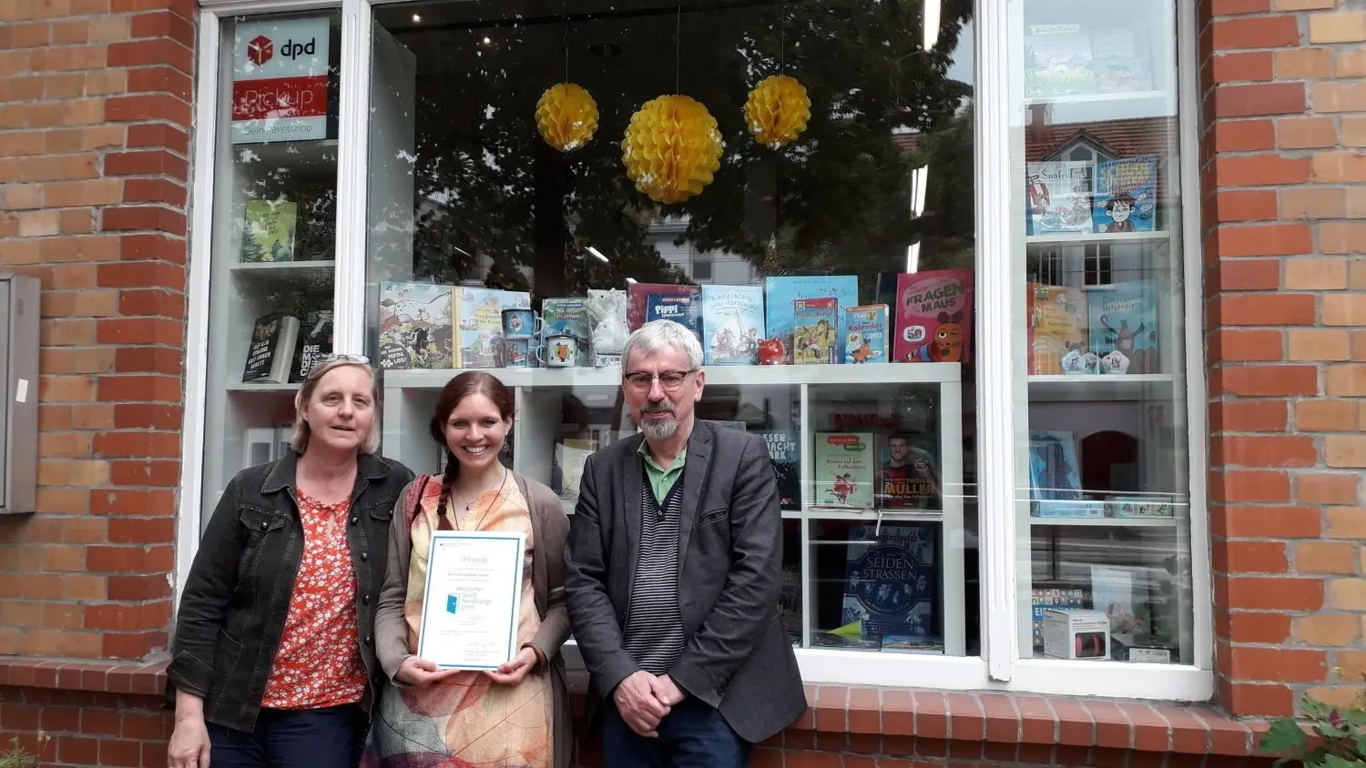Was machen preisgekrönte Buchhändler? Sie besuchen in Erfurt Kollegen. Angelika und Thomas Mahr mit ihrer Auszubildenden Saskia Jürgens.