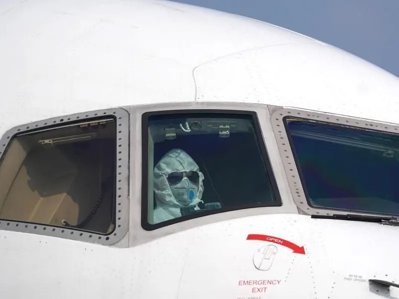 Sicher ist sicher: Ein Pilot im Schutzanzug parkt einen Jet auf dem internationalen Flughafen Wuhan-Tianhe. An Bord: 60 Tonnen medizinisches Material. Foto: Cheng Min/XinHua/dpa