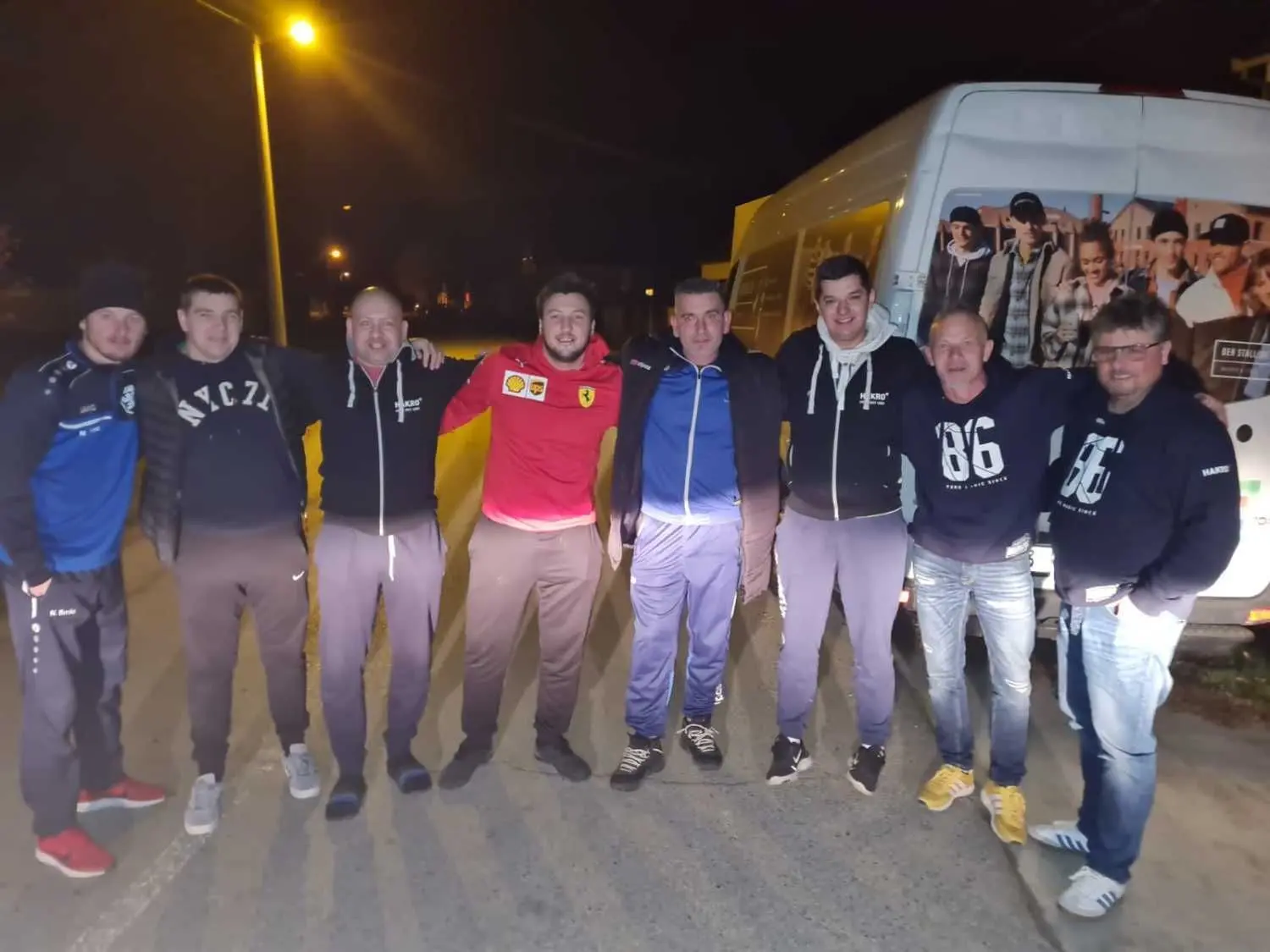 Der Carport von Darko Lucic (unten, Zweiter von rechts) war zu klein für alle Pakete. Er, sechs Freunde und Martin Romig (rechts) fuhren die Hilfsgüter mit vier Transportern nach Kroatien.⇥