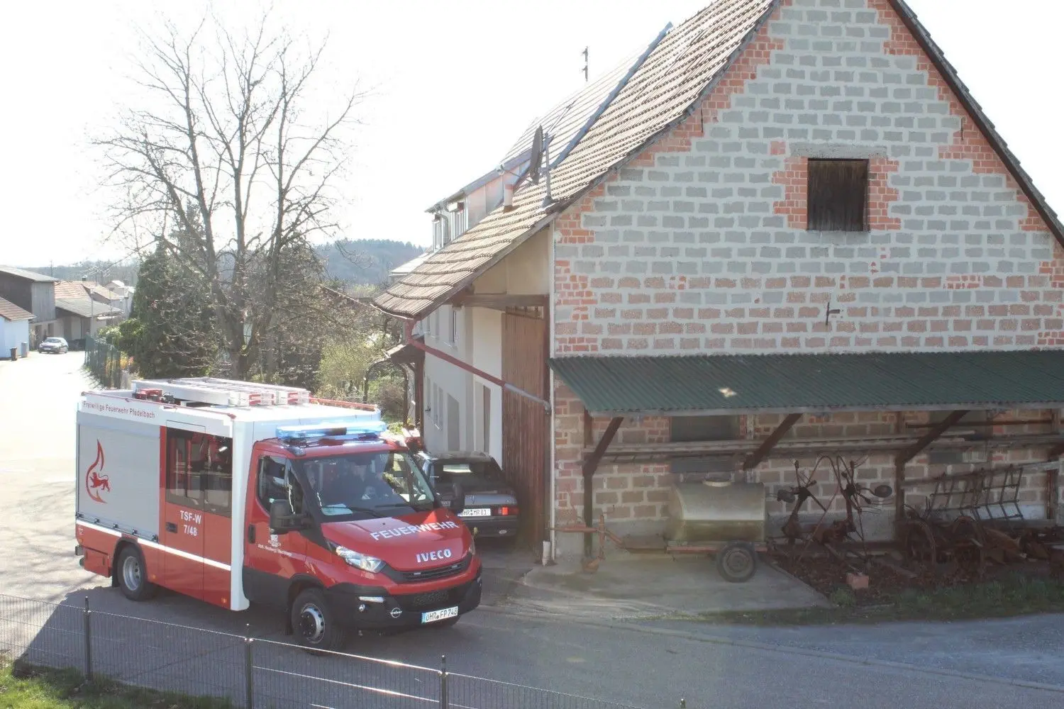 Feuerwehr, Technisches Hilfswerk und Rotes Kreuz fuhren am Wochenende durch Ortschaften im Hohenlohekreis, und forderten die Menschen per Lautsprecherdurchsage auf, daheim zu bleiben.⇥