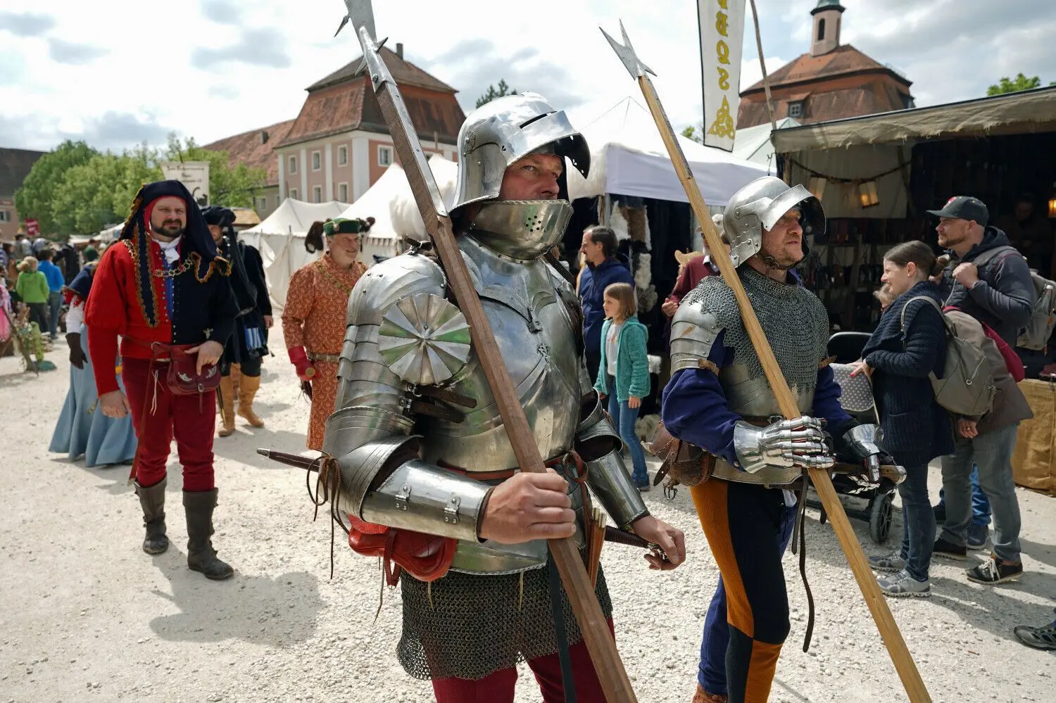 Ritter in Rüstungen sind für viele ein besonderer Hingucker.⇥