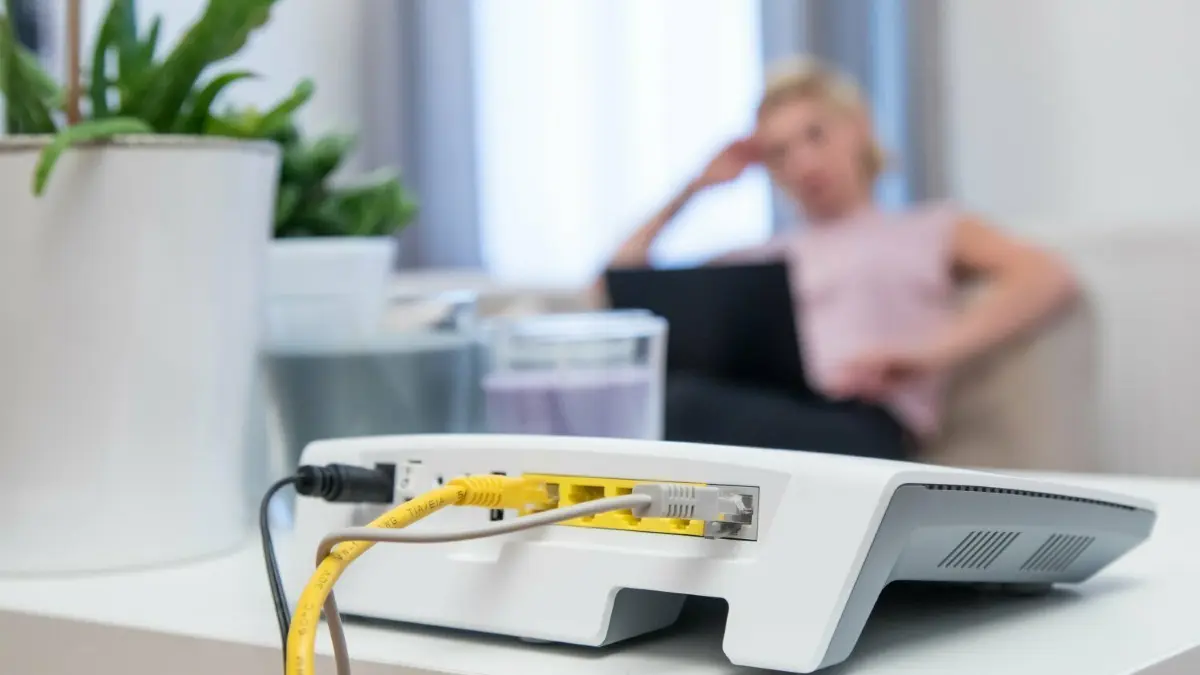 Glasfaseranschlüsse gelten um ein Vielfaches als leistungsfähiger, als die in Deutschland vielfach noch fürs Internet verwendeten Kupfer-Telefonleitungen.
ILLUSTRATION - Zum Themendienst-Bericht vom 14. Juni 2022: Wenn's mal wieder länger dauert: Was wirklich durch die Leitung geht, findet man mit Hilfe der Breitbandmessung heraus. Foto: Christin Klose/dpa-tmn - Honorarfrei nur für Bezieher des dpa-Themendienstes +++ dpa-Themendienst +++