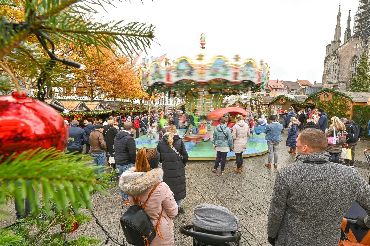 Anziehungspunkt Weihnachtsmarkt: Am ersten Adventssamstag zog es viele auf den Münsterplatz, zu Karussel, Krippe und gebrannten Mandeln. sw.