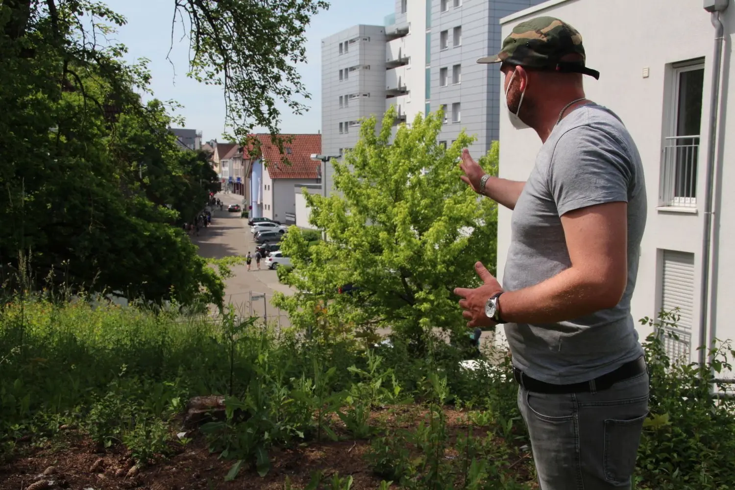 Jan Hofacker (Ressort Bauen & Verkehr) im Außenklassenzimmer mit Blickachse durch die Wilhelmstraße.