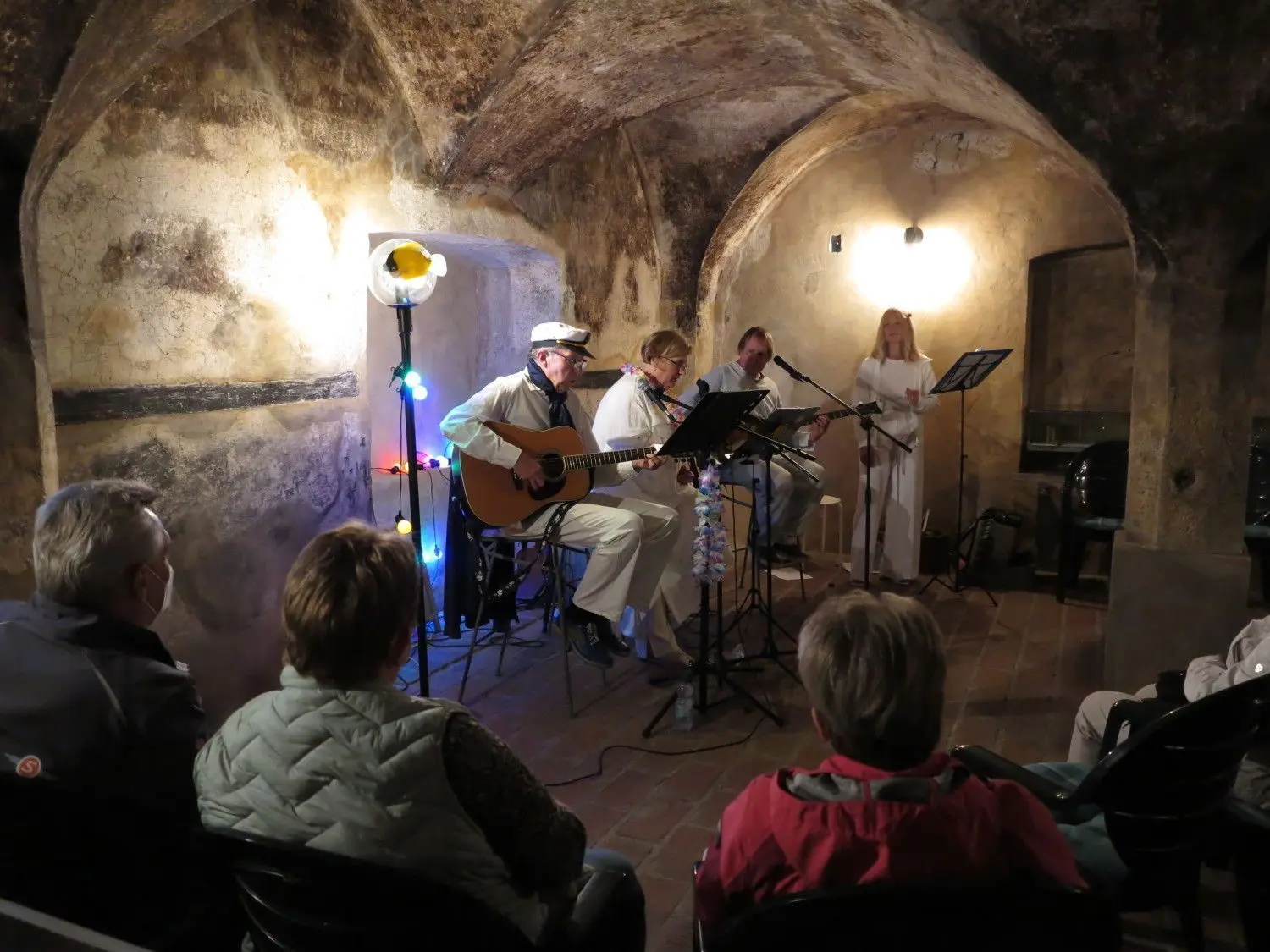 Die Gruppe „Dogs of the bay“ spielte im Badhaus Seemannslieder, Chansons und Balladen.⇥