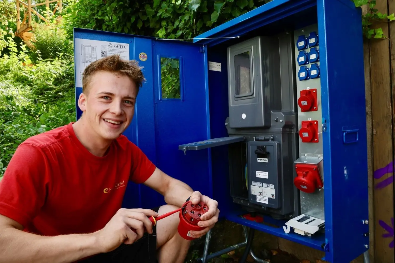 Wendelin Hofelich ist seit heute im zweiten Lehrjahr zum Elektriker für Energie- und Gebäudetechnik bei der Haller Firma Elektro Erkert. Dem 21-Jährigen gefällt die abwechslungsreiche Tätigkeit.