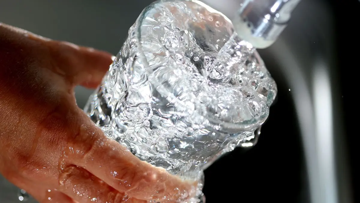 Klares Trinkwasser aus der Leitung: Das bleibt den Bewohnern der Tiergarten-Siedlung nach dem Willen der Stadt Oranienburg und der Stadtwerke vorenthalten.
ARCHIV - Trinkwasser läuft aus Wasserhan sprudelnd am 25.07.2013 in Köln in ein Glas. Die Berliner haben in diesem Jahr trotz des regenreichen Sommers bislang kaum weniger Wasser verbraucht. Bis Ende August verkauften die Berliner Wasserbetriebe rund 142 Millionen Kubikmeter Trinkwasser - etwa vier Mal so viel wie in den Großen Müggelsee passt. Das waren knapp 3 Millionen Kubikmeter weniger als im vergleichsweise trockenen Vorjahreszeitraum. Foto: Oliver Berg/dpa +++(c) dpa - Bildfunk+++