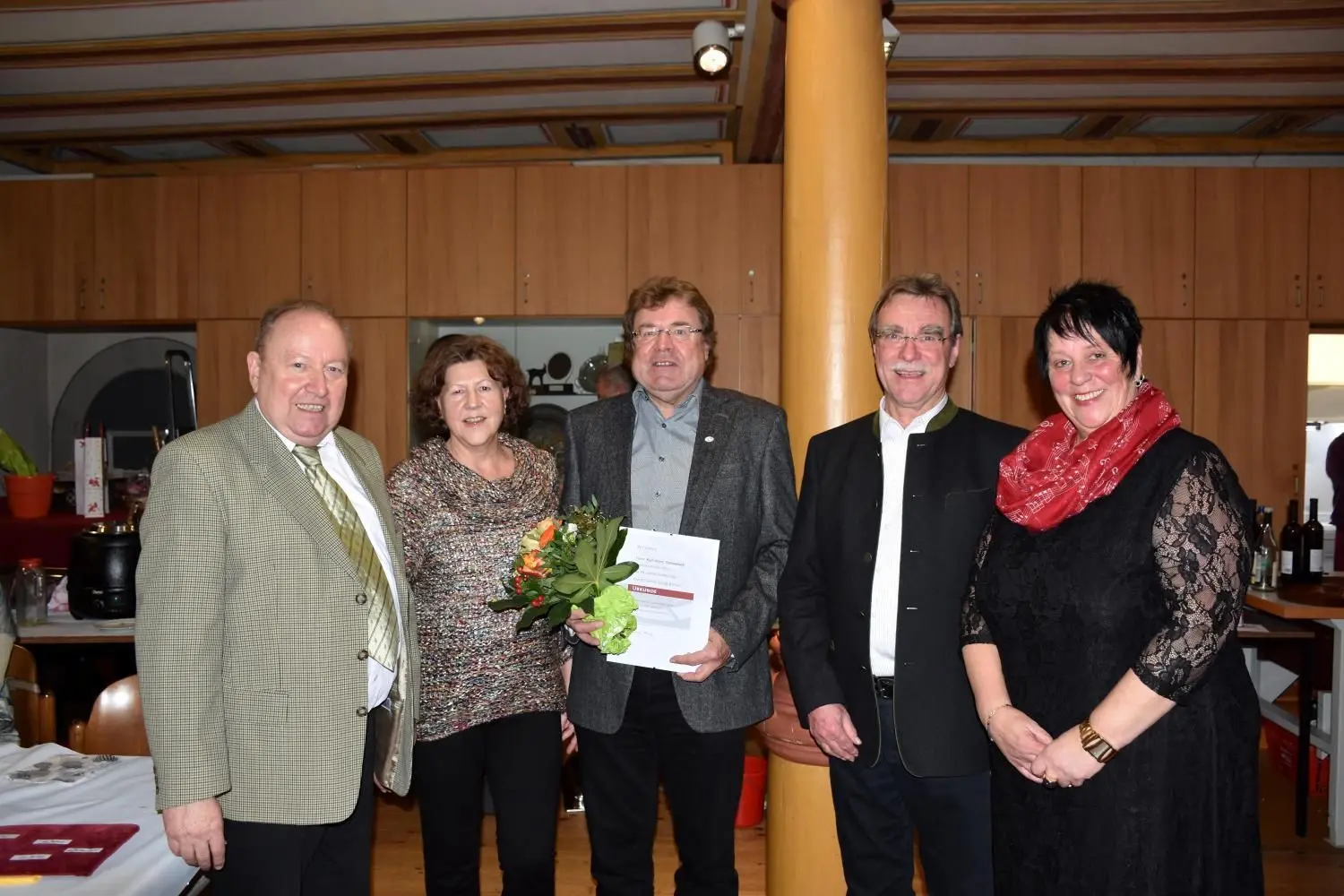 Ehrung von Karl-Heinz Gollowitsch (von links): Vorsitzender Egon Wörner, Annerose und Karl-Heinz Gollowitsch, Präsident Chorverband Region Kocher Klaus Schönfeld und Ursula App als 2. Vorsitzende. Foto rechts: die Geehrten (von links): Kurt Nass, Ursula App (2. Vorsitzende), Emil Kletzander, Egon Wörner (Vorsitzender), Jürgen Stahl, Hilde Gaugel, Renate Lahr, Herbert Gaugel, Brigitte Stadler.
