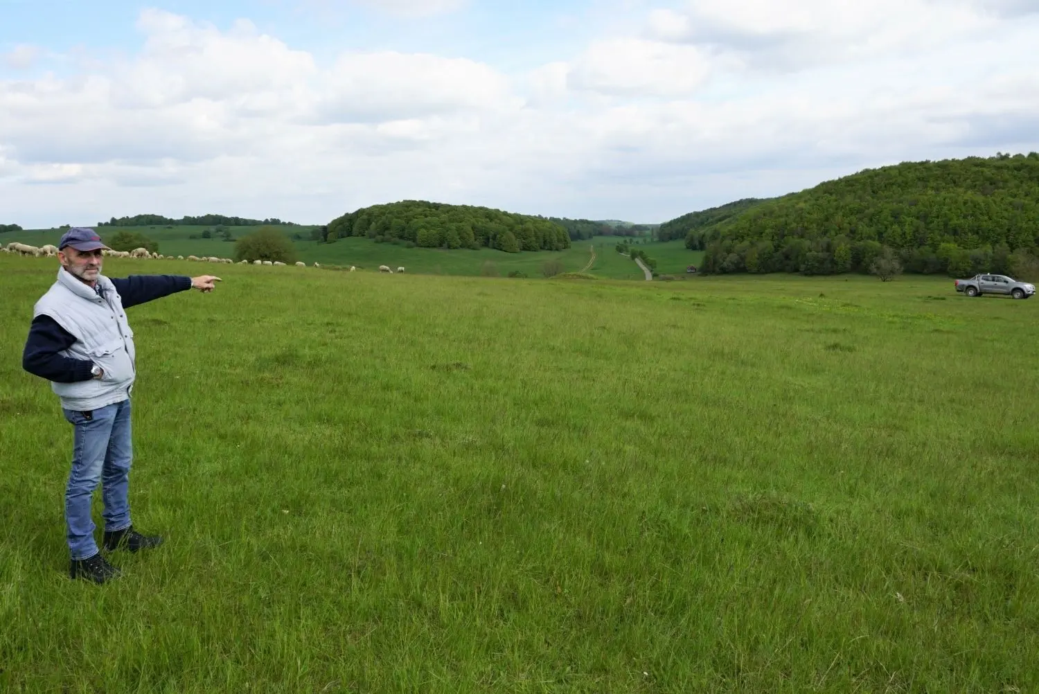 Feldwebel a. D. Berni Diether zeigt die Stelle, rund zwei Kilometer östlich von Gruorn gelegen, wo das Unglück passiert ist. Im Hintergrund ist die Vogelbeobachtungsstation entlang des Wanderweges Nummer 7 „Oberes Böttental“ zu erkennen. ⇥