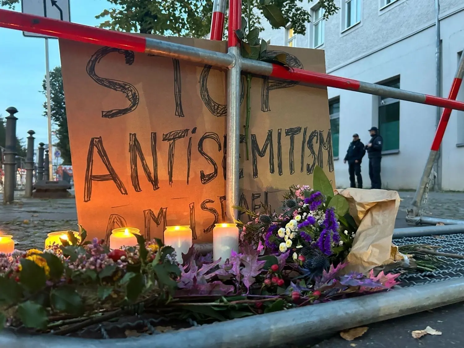 Mahnwache nach dem Brandanschlag auf die Synagoge in der Berliner Brunnenstraße. Die Zahl antisemitischer Straftaten ist seit dem Terrorakt der Hamas sprunghaft gestiegen.⇥