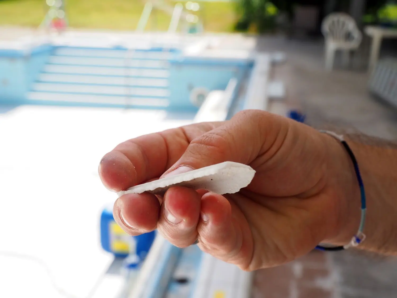 Das warme Wasser ist so kalkhaltig, dass sich der Kalk hartnäckig absetzt und nur mit purer Muskelkraft entfernt werden kann.