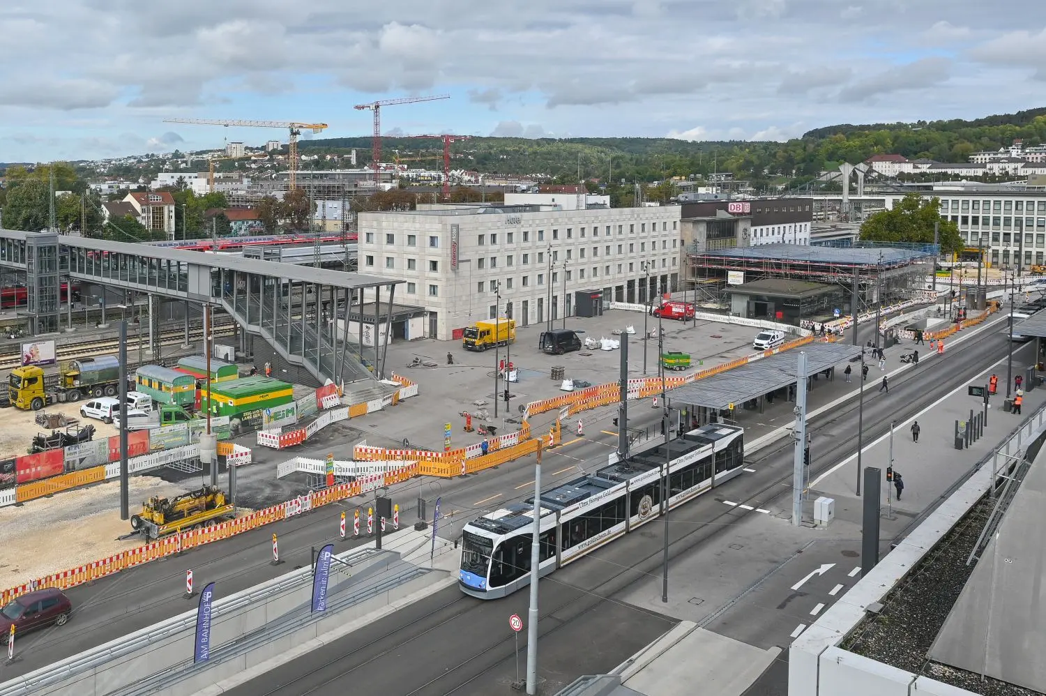 Das Bahnhofsgebäude ist in die Jahre gekommen, der Bahnhofplatz aber ist neu gestaltet und fast fertig.