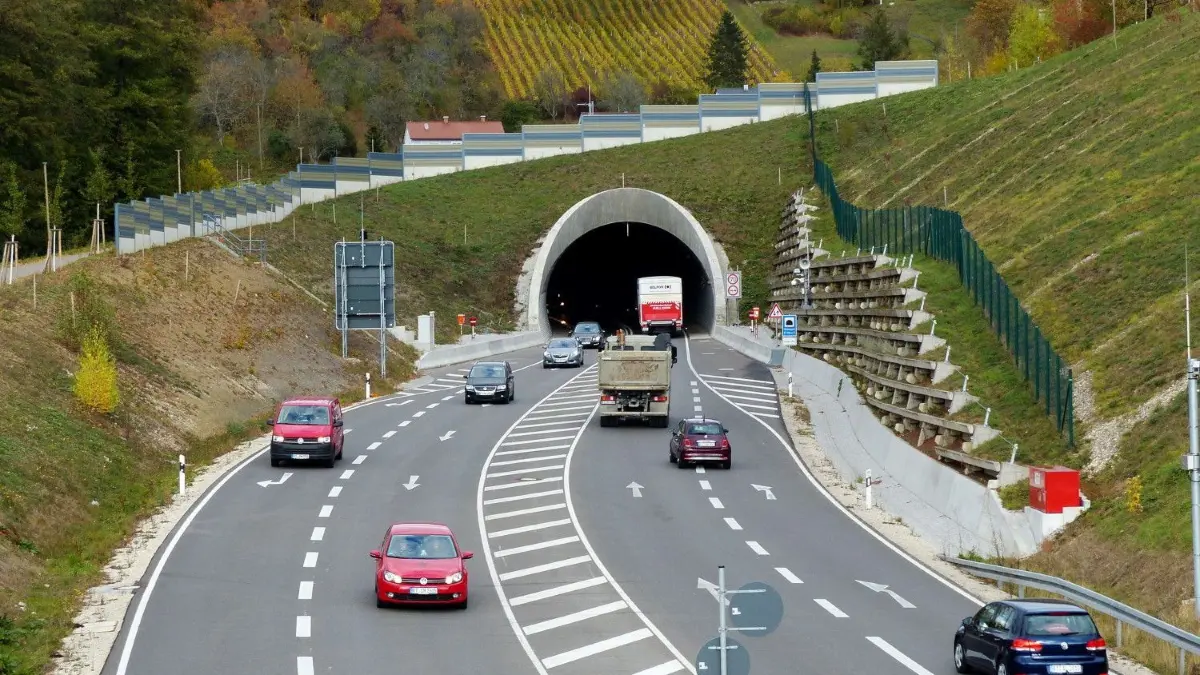 Im Ursulabergtunnel Pfullingen und im Scheibengipfeltunnel Reutlingen müssen an den Sicherheitseinrichtungen routinemäßige Wartungs- und Reinigungsarbeiten durchgeführt werden.
Tunnel Reutlingen lyn.jpg