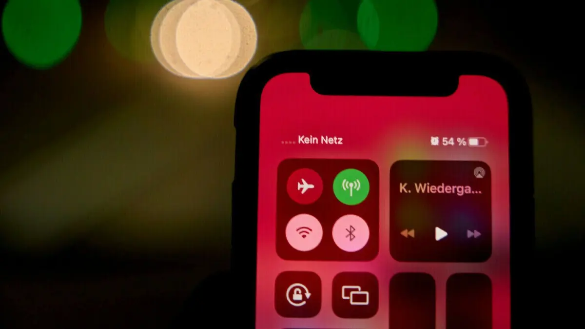 Lässt sich ein Handy-Vertrag in Polen abschließen oder eine SIM-Karte kaufen, um mit dem Smartphone dauerhaft zum polnischen Tarif in Frankfurt (Oder) zu telefonieren und zu surfen? Falls ja, lohnt sich das? (Symbolfoto)
24.01.2023, Rheinland-Pfalz, Bad Ems: Das Display des Mobiltelefons zeigt im 1,6 Kilometer langen Malbergtunnel in Bad Ems an, dass es nicht mit dem Netz verbunden ist.. Von den drei großen Handynetzen funktioniert gegenwärtig nur das von Vodafone im Malbergtunnel. Die Netze der Deutschen Telekom und von Telefonica mit der Marke O2 befänden sich hier «in Bearbeitung». (zu dpa: "Teils kein Radio- und Handyempfang in Straßentunneln"). Foto: Thomas Frey/dpa +++ dpa-Bildfunk +++