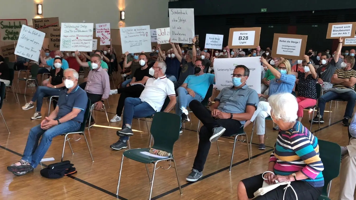 Fast 100 Sonderbucher protestierten in der Blaubeurer Gemeinderatssitzung ihren Protest gegen eine neue Kreisstraße auf der Alb. Trotz aller Emotionalität kam es zu einem guten Austausch von Argumenten.⇥