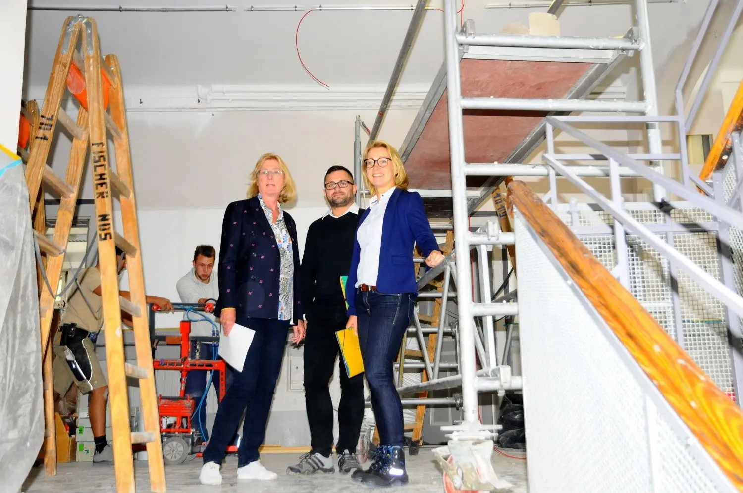 Baubürgermeisterin Ulrike Hotz (links), Projektleiter Torben Petersen und Katja Büchel, Leiterin des Amts für Gebäudemanagement, informierten über den Stand der Arbeiten.
