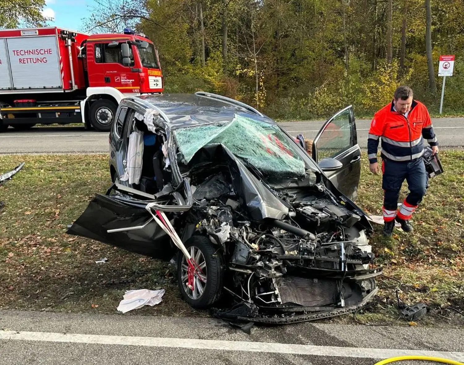Total beschädigt wurde der VW Touareg des Unfallverursachers.