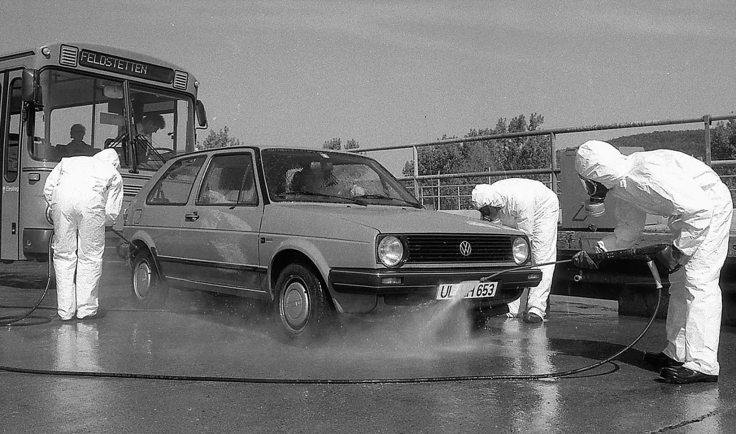 Münsingen im August 1990: Fahrzeuge werden aufwendig dekontaminiert.