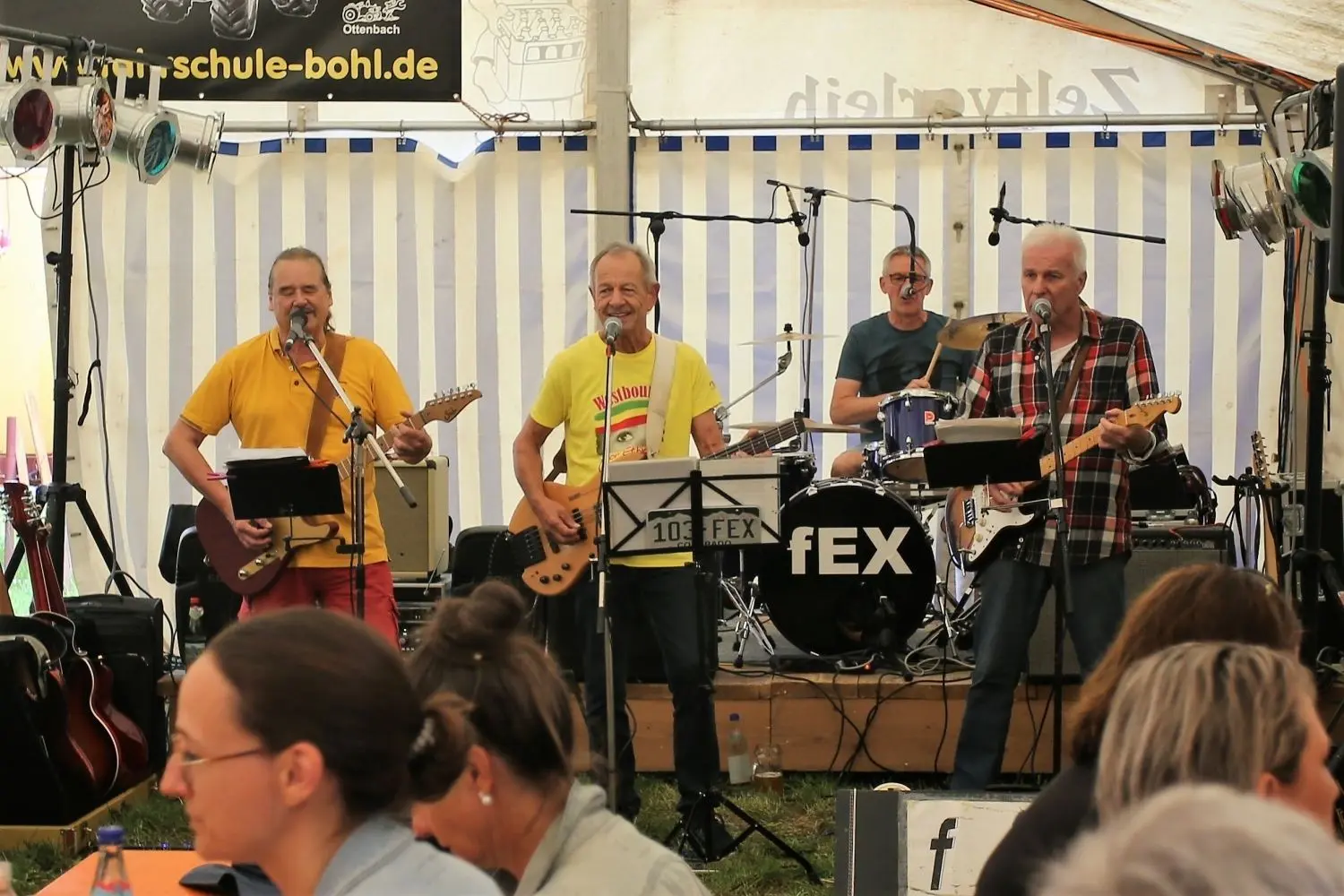 Im Bierzelt sorgte die Band Fex für Stimmung.