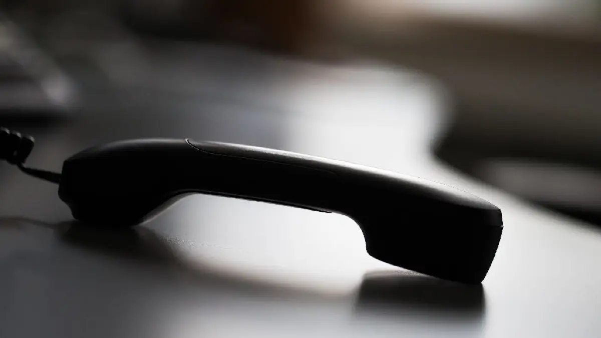 ARCHIV - 24.07.2015, Köln: ILLUSTRATION - Ein Telefonhörer liegt auf einem Tisch. Nach der Kritik am Einsatz privater, geringer bezahlter Telefonisten vor fast zwei Jahren verzichten immer noch nicht alle rheinland-pfälzischen Finanzämter auf Fremdfirmen in ihrer Telefonzentrale. Foto: Rolf Vennenbernd/dpa +++ dpa-Bildfunk +++
ARCHIV - 24.07.2015, Köln: ILLUSTRATION - Ein Telefonhörer liegt auf einem Tisch. Nach der Kritik am Einsatz privater, geringer bezahlter Telefonisten vor fast zwei Jahren verzichten immer noch nicht alle rheinland-pfälzischen Finanzämter auf Fremdfirmen in ihrer Telefonzentrale. Foto: Rolf Vennenbernd/dpa +++ dpa-Bildfunk +++