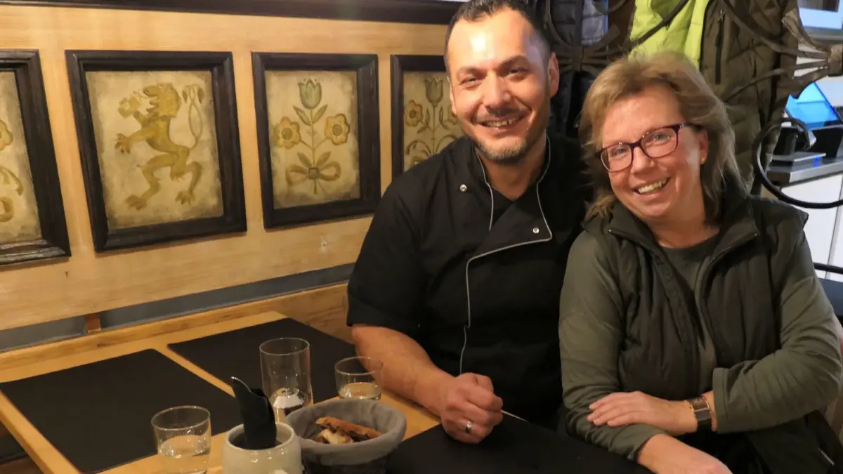 Andrea Schneider und Raul Mahir Yigit sind die neuen Pächter im Gasthof Blautopf.⇥