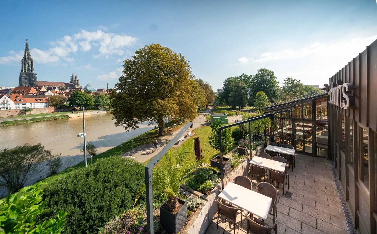 Mit Münsterblick: Das Neu-Ulmer Restaurant Edwins an der Donau hat tolle Monate hinter sich und schließt nun trotzdem wieder.