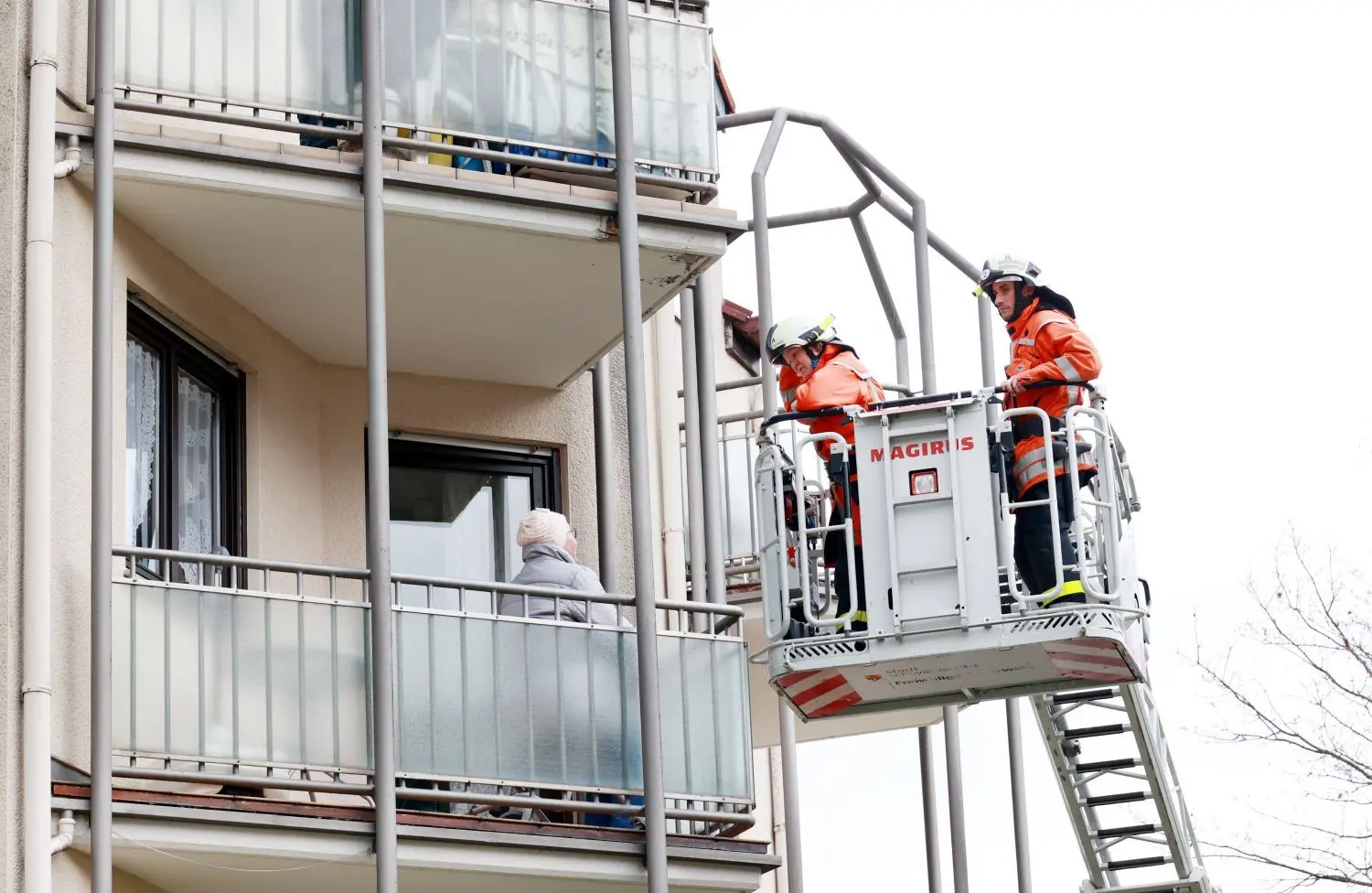 Mit zwei Drehleitern werden Bewohner von den Balkonen gerettet.