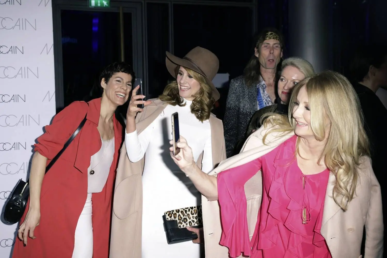 Die TV-Moderatorinnen Jasmin Gerat, Mareile Höppner und Frauke Ludowig (v. l.) machten vor der Show noch schnell ein paar Selfies.