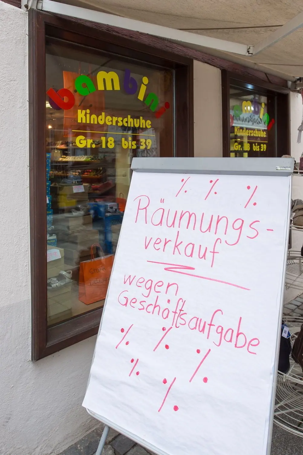 Bambini Kinderschuhe schließt.