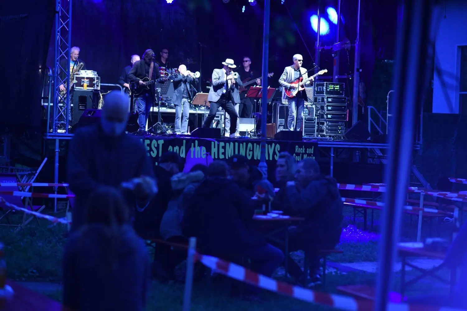 Ernest and the Hemingways heizen beim „Kulturherbst“ Open-Air auf dem Gelände des Club Thing mit neun Mann ordentlich ein.⇥