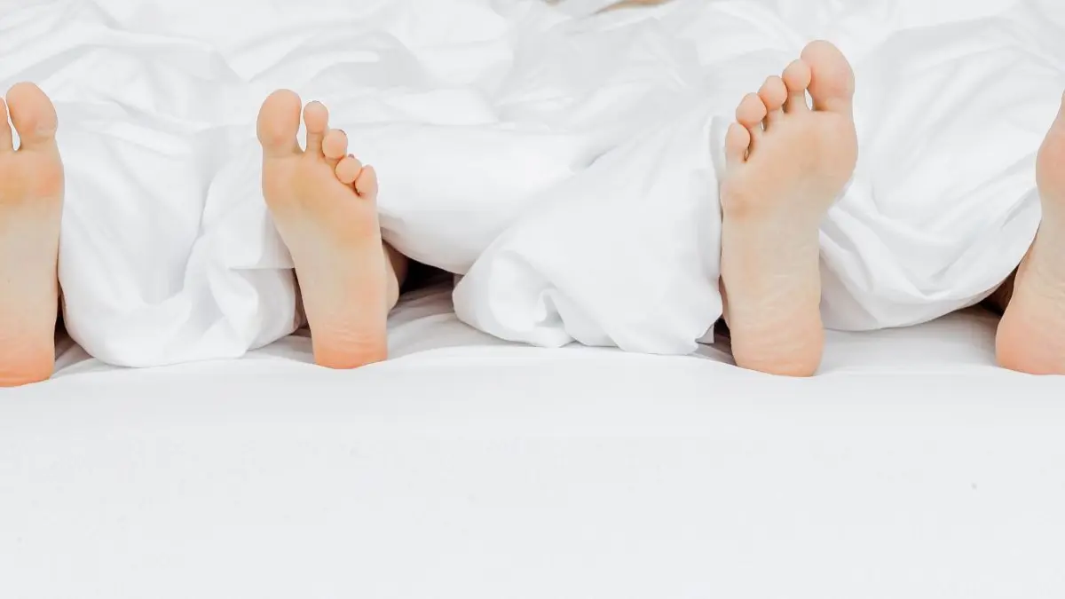 Asexualität hat viele Facetten. Einige kuscheln und küssen gern oder befriedigen sich selbst. Andere fühlen sich am wohlsten, wenn sie komplett auf körperliche Intimität verzichten.
ILLUSTRATION - Zum Themendienst-Bericht von Sandra Arens vom 5. Juli 2022: Asexualität hat viele Facetten. Einige kuscheln und küssen gern oder befriedigen sich selbst. Andere fühlen sich am wohlsten, wenn sie komplett auf körperliche Intimität verzichten. Foto: Monique Wüstenhagen/dpa-tmn - Honorarfrei nur für Bezieher des dpa-Themendienstes +++ dpa-Themendienst +++