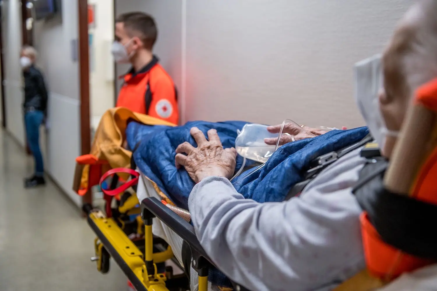 Ein älterer Mann wird vom Rettungsdienst in die Notaufnahme der Klinik am Eichert gebracht. In Spitzenzeiten trifft hier jede Minute ein Patient ein.